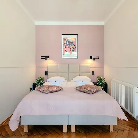 Classic Pilsudskiego Street Apartment Krakow